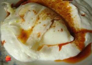 Jajka w koszulkach w jogurcie