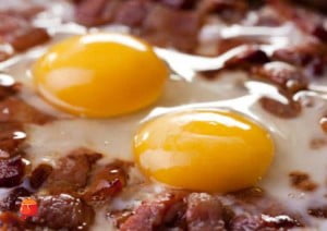 Jajka sadzone na kiełbasce