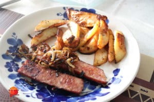 Kiełbasa z cebulką i opiekanymi ziemniakami