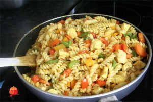 Kurczak z makaronem i warzywami