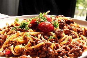 Spaghetti z mięsem w sosie pomidorowym