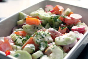 Surówka z ogórkiem, papryką i rzodkiewką