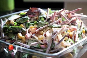 Pikantna surówka z paluszków krabowych