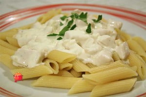 Kurczak w kremowym sosie śmietanowo-serowym