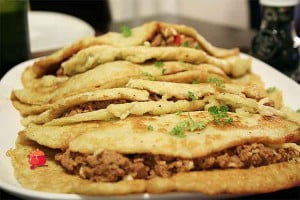 Placek ziemniaczany nadziewany mięsem