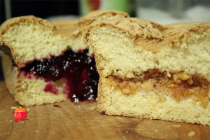 Ciasto biszkoptowe z owocowym nadzieniem