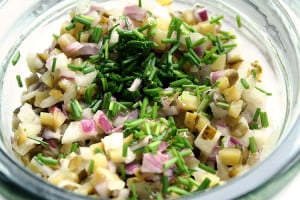 Surówka z cebuli i ogórków konserwowych z musztardą