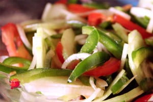 Surówka z papryki, pomidorów i ogórków