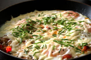 Jajka sadzone na pomidorach i pieczarkach