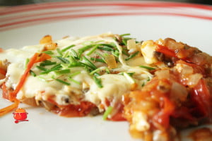 Jajka sadzone na pomidorach i pieczarkach