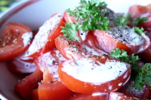 Biała sałatka z pomidorów