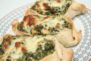 Chlebek pitta z kurczakiem i szpinakiem