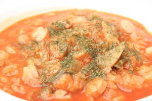 Pomidorowy kapuśniak z parówką