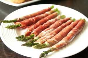 Szparagi zapiekane z prosciutto