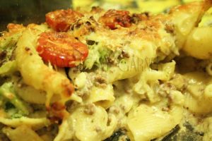 Makaronowa zapiekanka z mięsem i warzywami