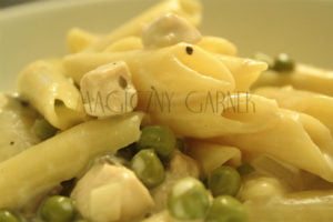 Makaron z kurczakiem, pieczarkami i zielonym groszkiem