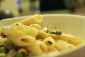 Makaron z kurczakiem, pieczarkami i zielonym groszkiem