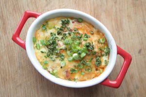 Jaja zapiekane z boczkiem i warzywami