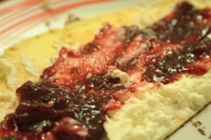 Omlet z domowym serkiem i konfiturą