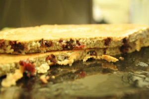 Omlet z żurawiną, płatkami owsianymi i orzechami