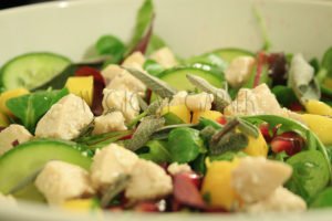 Sałatka z mango i granatem